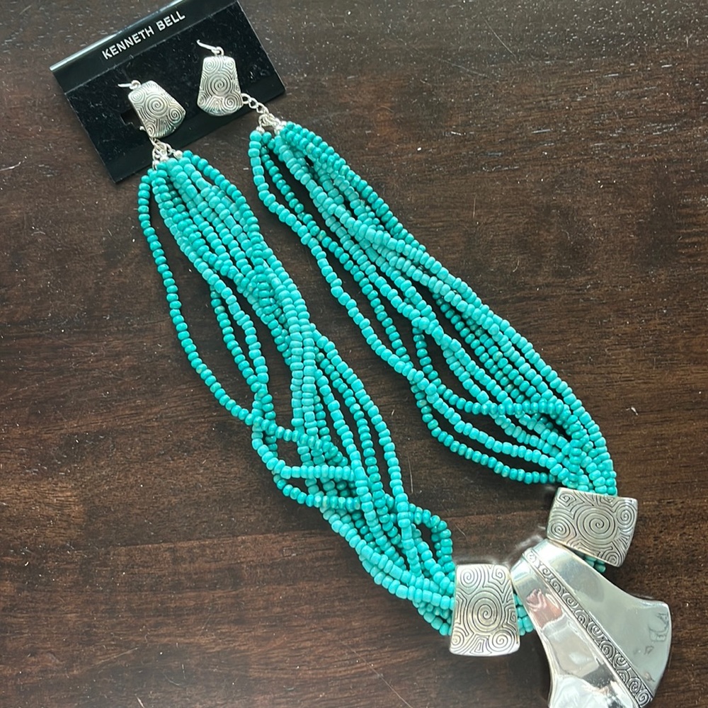 3/$30 - NWT Amazing necklace and earrings set